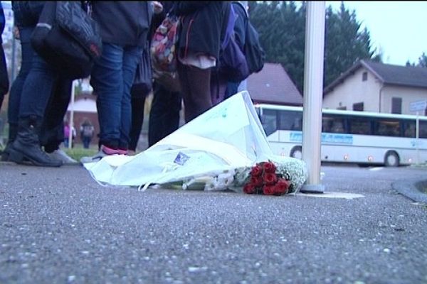 Quelques fleurs sur le trottoir et beaucoup de pensées pour Emmeline, 15 ans.