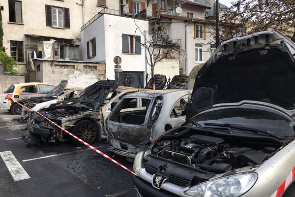 11 voitures ont brûlé dans un incendie, quai Eugène Charpenay, dans la nuit du 21 au 22 avril 2022.