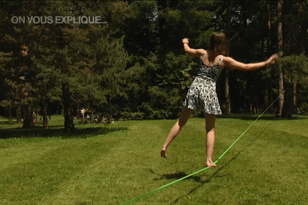 A Lyon, au parc de la Tête d'Or, les slackliners chevronnés et amateurs s'entraînent ...