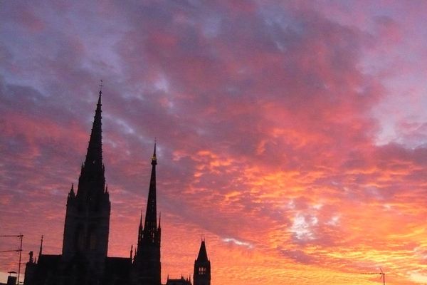 Dans le ciel de Rouen, des couleurs dont Monet aurait paré la cathédrale...