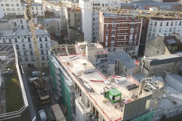 Surélever les immeubles déjà existants pour augmenter le nombre de logements dans la capitale comme ici dans l'Est parisien.