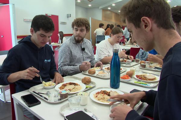 Le restaurant universitaire permet de bénéficier d'un repas équilibré à un prix très abordable