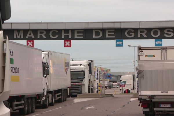 Le marché de gros est bloqué depuis 4 heures ce lundi matin