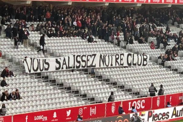 Les supporters lillois ont manifesté leur mécontentement. 