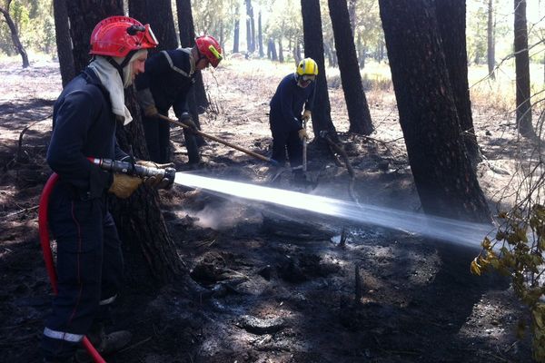 ARCHIVES - Des pompiers noient un incendie à Muratello en Corse du Sud, qui a parcouru 1,5 hectare en août 2016