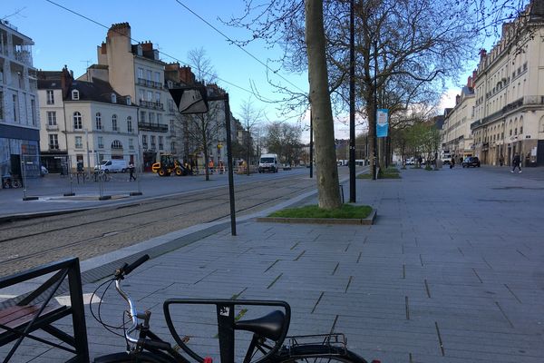 Dans le centre-ville de Nantes, on croisait peu de monde ce lundi matin.