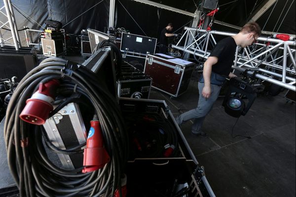 Avec l'annulation des festivals et le maintien de la fermeture des lieux culturels, ce sont des centaines d'heures de travail qui s'envolent pour les intermittents du spectacle