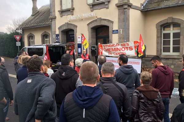 Environ 100 personnes se sont rassemblées, jeudi 15 novembre, en garde de Murat dans le Cantal pour conserver le guichet de la gare. 