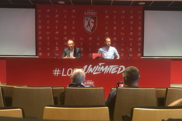 Le directeur général du LOSC Marc Ingla, et le directeur communication Aurélien Delespierre, ont reçu mardi soir des supporters au Domaine de Luchin.