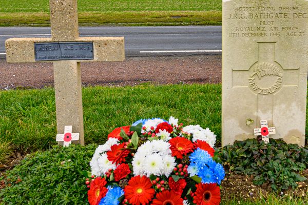 Les tombes des trois résistants morts dans un crash, il y a 80 ans, pendant la Seconde Guerre mondiale, proche de Clermont-les-Fermes.