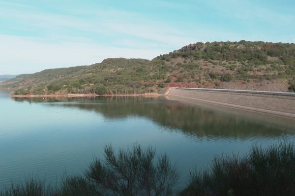 En 2023, le niveau de pluie a été deux fois plus bas que la moyenne des années précédentes : 420 mm au lieu de 800mm, sans compter l'évaporation qui s'accentue au fil des années.