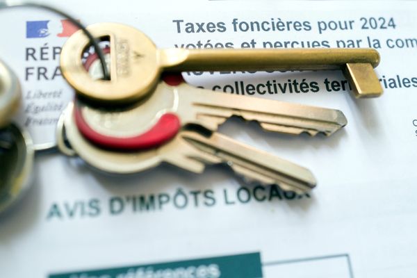 La taxe foncière doit être payée par les propriétaires de biens immobiliers, qu'ils l'occupent ou non.