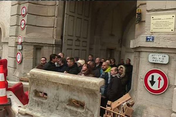 Ce lundi 21 novembre 2016, depuis 6h30 du matin, des surveillants de la maison d'arrêt de Dijon bloquent l'accès de l'établissement.