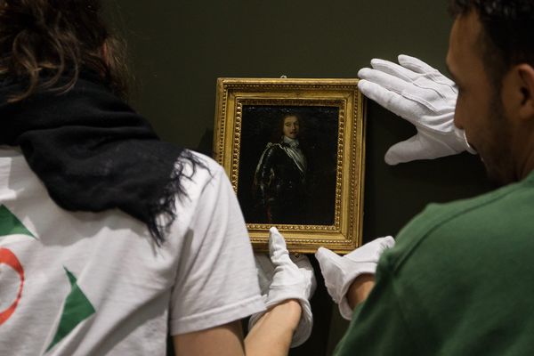 L'accrochage des oeuvres des frères Le Nain au Louvre-Lens pour la nouvelle exposition.