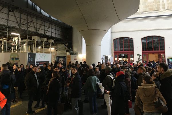 Le quai de la gare d'Austerlitz bondé