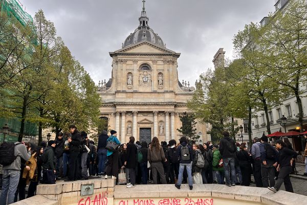 L'assemblée générale s'est tenue à partir de 12 heures 15, place de la Sorbonne. Elle était initialement prévue au Panthéon.