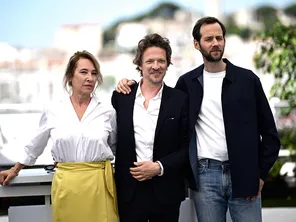 L'actrice Emmanuelle Bercot, Frédéric Tellier, réalisateur du film "L'abbé Pierre : Une vie de combats", biopic sorti fin 2023 avec Benjamin Lavernhe dans le rôle-titre à Cannes.