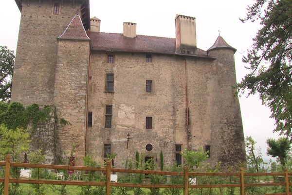 Le château de Charmes dans la Drôme du XIIe siècle est en pleine rénovation. 