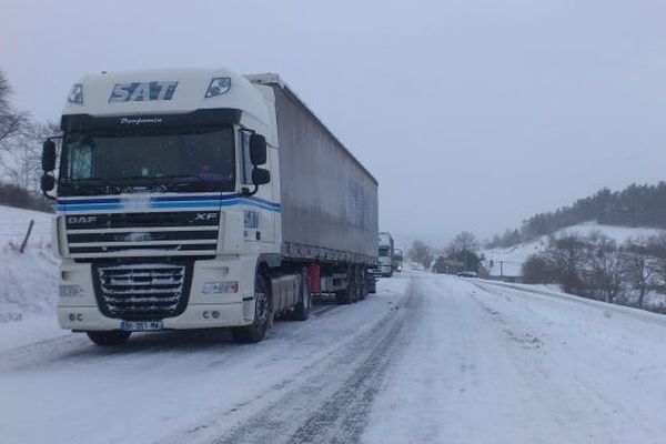 Plusieurs poids lourds étaient en difficulté jeudi matin sur la départementale 906, secteur de Saint Paulien,en Haute-Loire. Photo Gérard Rivollier.