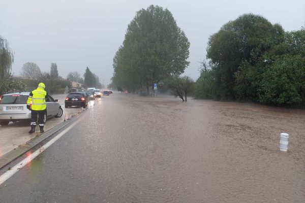 La route était inondée vers Pignans aux alentours de 16 heures. 