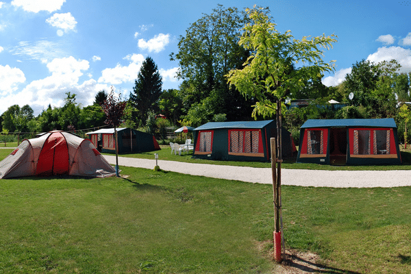 Le camping "Le village Parisien" de Varredes en Seine-et-Marne est situé à mi-chemin entre les parcs d'attraction Astérix et Disneyland.