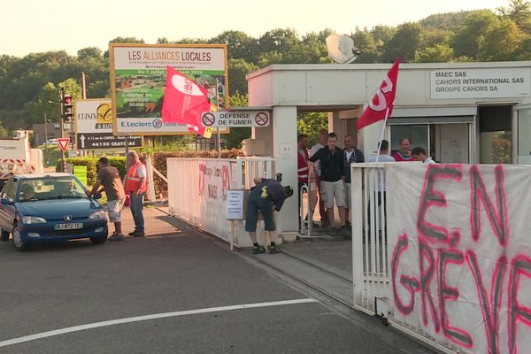 Des salariés de MAEC à Cahors sont en grève. Ils protestent contre un plan social qui prévoit 83 suppressions de postes.