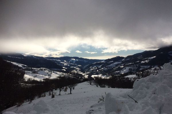 Un skieur de randonnée a été emporté par une avalanche le 17 décembre 2017 dans le Cantal. Ce n’est pas la première fois qu’une personne décède dans ces conditions sur ce massif de moyenne montagne. Un risque pris très au sérieux par les secours.