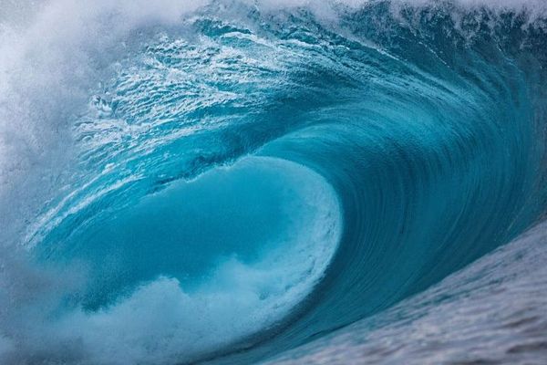 A Tahiti, la légendaire vague de Teahupoo, la vague qui fait peur. Elle a été retenue par les JO de Paris 2024 pour les épreuves de surf