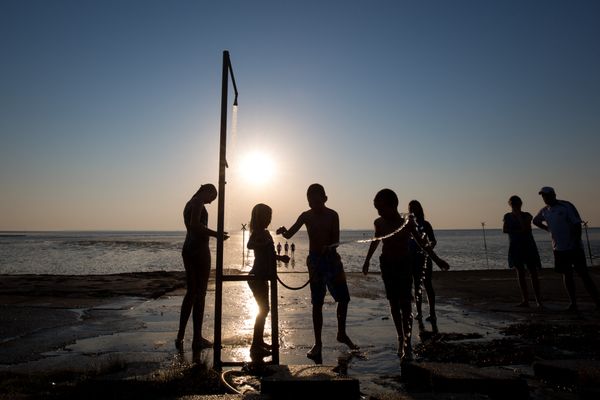 Ouvrir ou pas les robinets sur les plages en période de sécheresse, telle est la question que se posent les mairies - ou pas ...