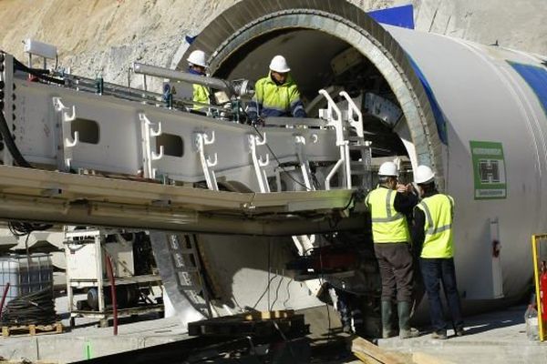 La Jonquera, en Espagne, en 2012, un tunnel est creusé à travers les Pyrénées pour assurer une nouvelle liaison électrique entre la France et l'Espagne