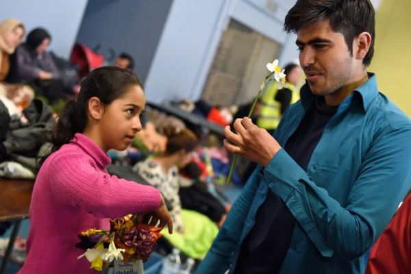 Des réfugiés attendant leur départ en CAO. 