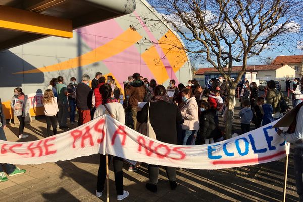 A Bergerac jeudi soir, une cinquantaine de parents d'élèves étaient réunis devant la salle où se tenait le conseil municipal pour dire leur opposition à la fermeture de deux écoles de la ville