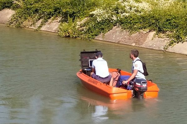 Recherche du corps d'un octogénaire à l'aide d'un sonar dans le canal Philippe-Lamour au sud de Gallargues-le-Montueux (Gard), juin 2020