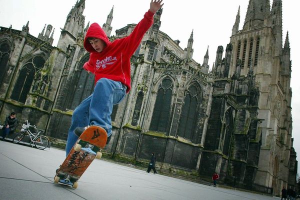 Un skateur le 25 janvier 2004 sur la place Pey Berland, quand Bordeaux a interdit la pratique du skate et rollers dans les endroits publics 