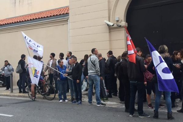 Ils étaient plusieurs dizaines ce matin devant la  maison d'arrêt de Nice