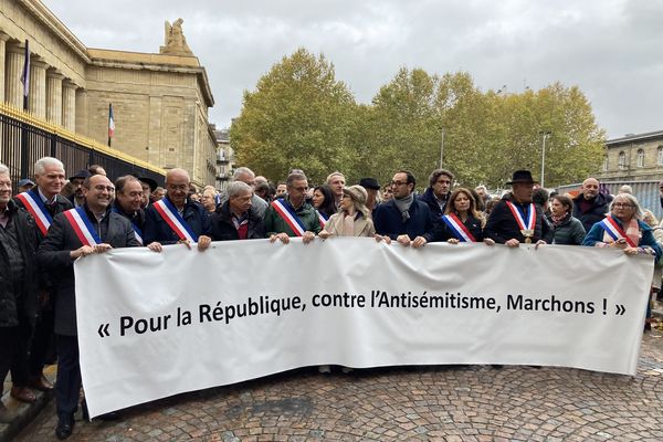 Des élus locaux, dont Pierre Hurmic, le maire de Bordeaux et Thomas Cazenave, ministre des Comptes publics, tiennent une banderole "Pour la République, contre l'antisémitisme, marchons !" en tête du cortège de la marche contre l'antisémitisme organisée par la Licra ce dimanche 12 novembre.