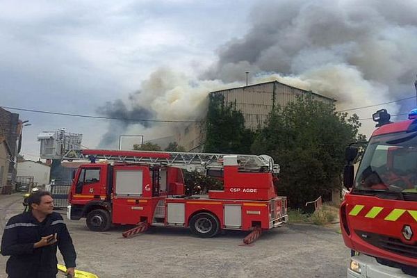 Agde (Hérault) - 3 entrepôts en flammes derrière la gare - 18 mai 2016.