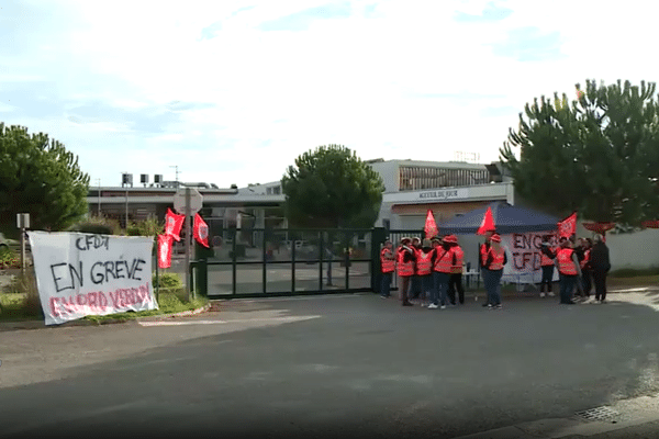 Mobilisation devant l'Ehpad Saint-Jacques de Verdun-sur-Garonne, où deux soignantes sont licenciées pour "maltraitances"