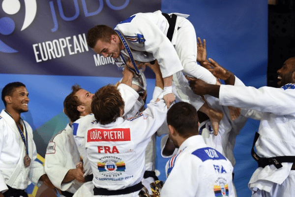 L'équipe de France célèbre sa médaille de bronze par équipe, Championnat d'Europe avril 2014. 