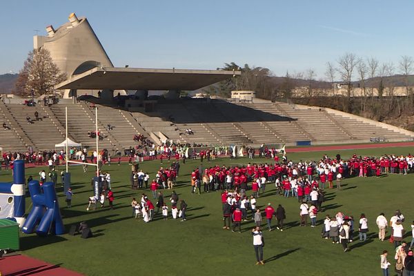 Firminy et son stade, réalisation du Corbusier. La ville est ambassadrice du Téléthon 2024. La pelouse du stade classé a été le théâtre d'un défi : la Grande Mêlée - 30/11/24