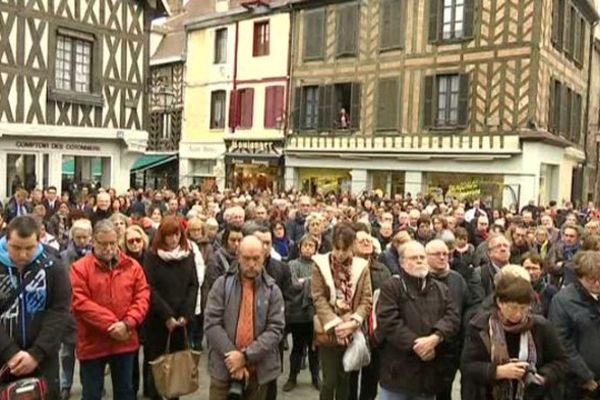 La minute de silence sur la place de la mairie à Auxerre, lundi 16 novembre 2015.