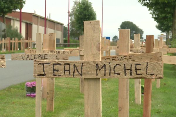 Les employés de WATTS ont planté 98 croix mortuaires sur les bords de la départementale à HautVillers-Ouville (Somme) aux noms des employés de l'usine qui devrait fermer ses portes en juin 2025.