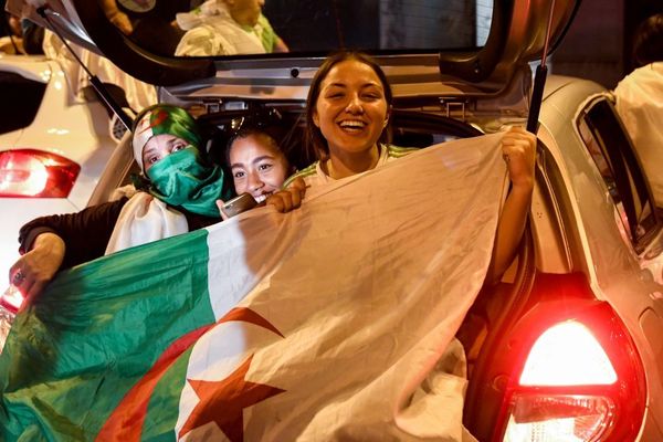 Des supporters de l’équipe d'Algérie festoyant des les rues de Paris après la victoire de leur équipe à la CAN.