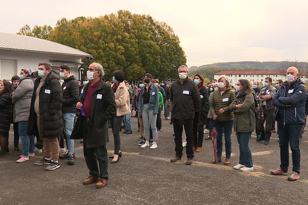 Environ 200 personnes sont venues rendre hommage à Samuel Paty dans la cour du lycée Louis Pergaud.