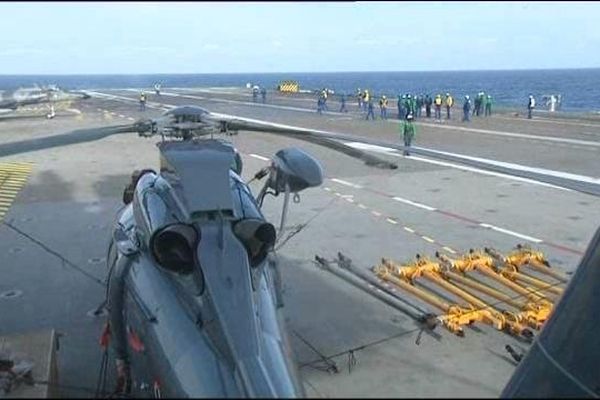 Le porte-avions Charles-de-Gaulle en plein préparatifs.