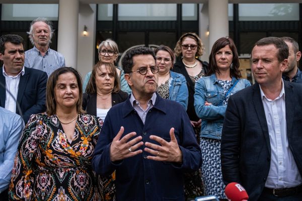 Gabriel Amard, candidat de la Nupes dans la 6ème circonscription du Rhône, s'exprime devant la presse aux côtés de sa suppléante Melouka Hadj Mimoune et du maire de Villeurbanne Cedric Van Styvendael.