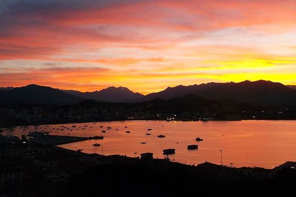 ILLUSTRATION - Réveil matin sur le golfe d'Ajaccio (Corse-du-Sud)