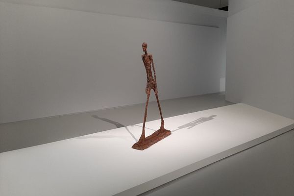 L'œuvre qui a fait la renommée d'Alberto Giacometti :"l'homme qui marche"