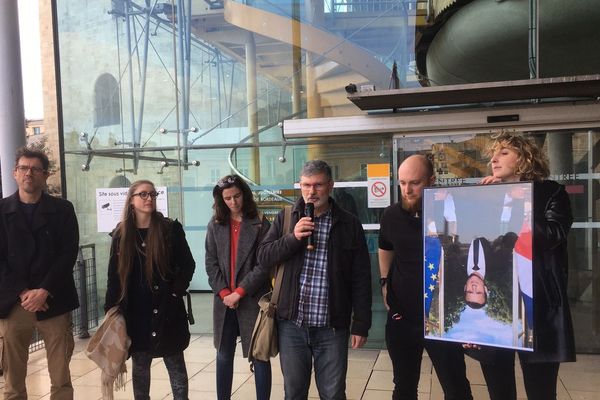 Les "décrocheurs" devant le palais de Justice de Bordeaux