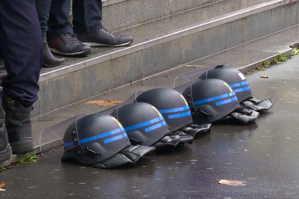 Des casques ont été symboliquement déposés devant le commissariat central de Bordeaux.